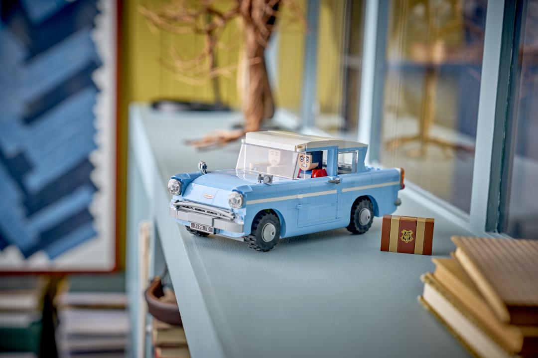 LEGO Harry Potter Enchanted Flying Ford Anglia Building Set - 76470