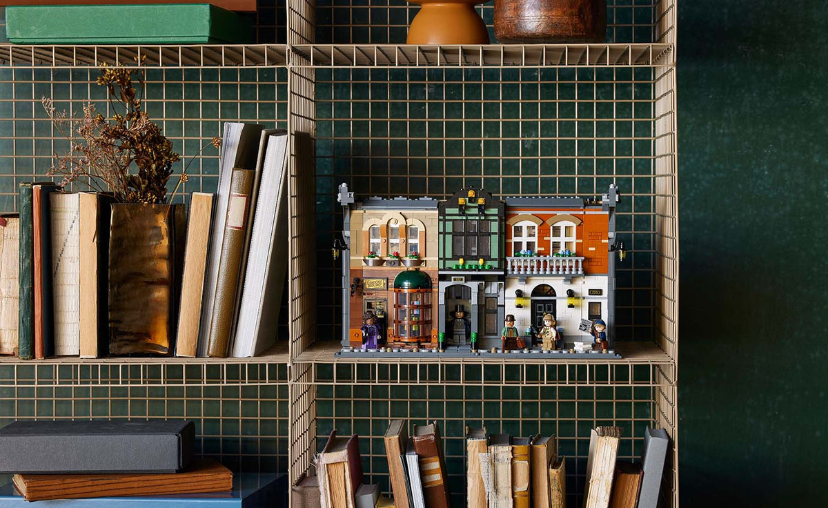LEGO Icons Sherlock Holmes: Book Nook Display Model - Set 10351