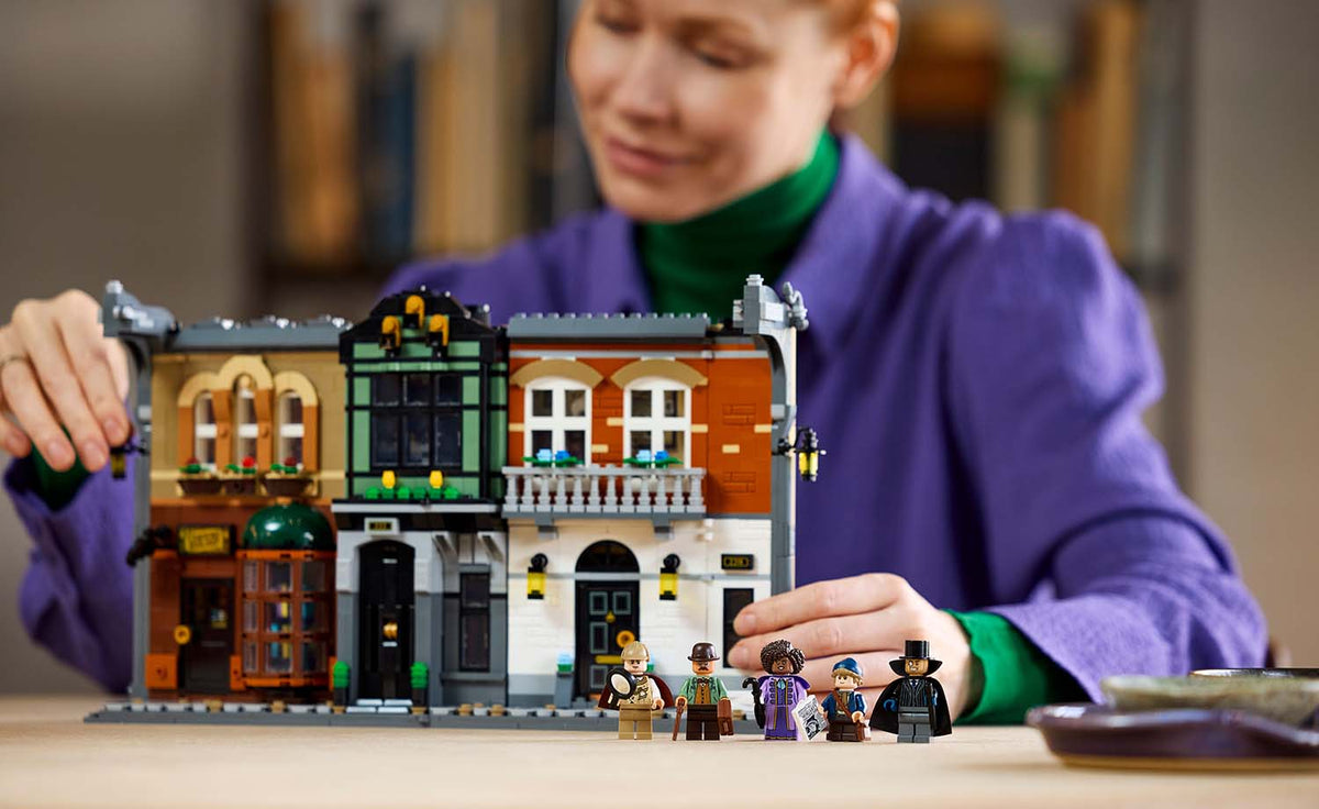 LEGO Icons Sherlock Holmes: Book Nook Display Model - Set 10351