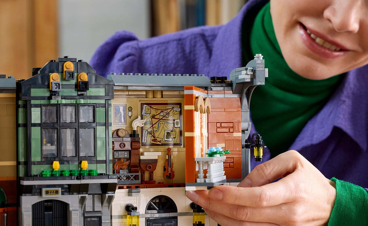 LEGO Icons Sherlock Holmes: Book Nook Display Model - Set 10351