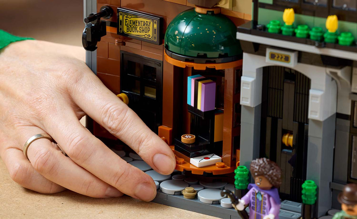 LEGO Icons Sherlock Holmes: Book Nook Display Model - Set 10351