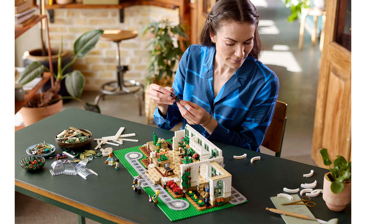 LEGO Ideas The Botanical Garden Display Model - Set 21353