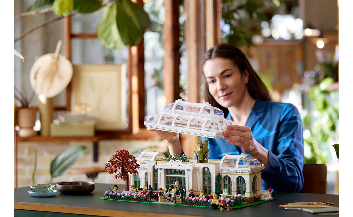 LEGO Ideas The Botanical Garden Display Model - Set 21353