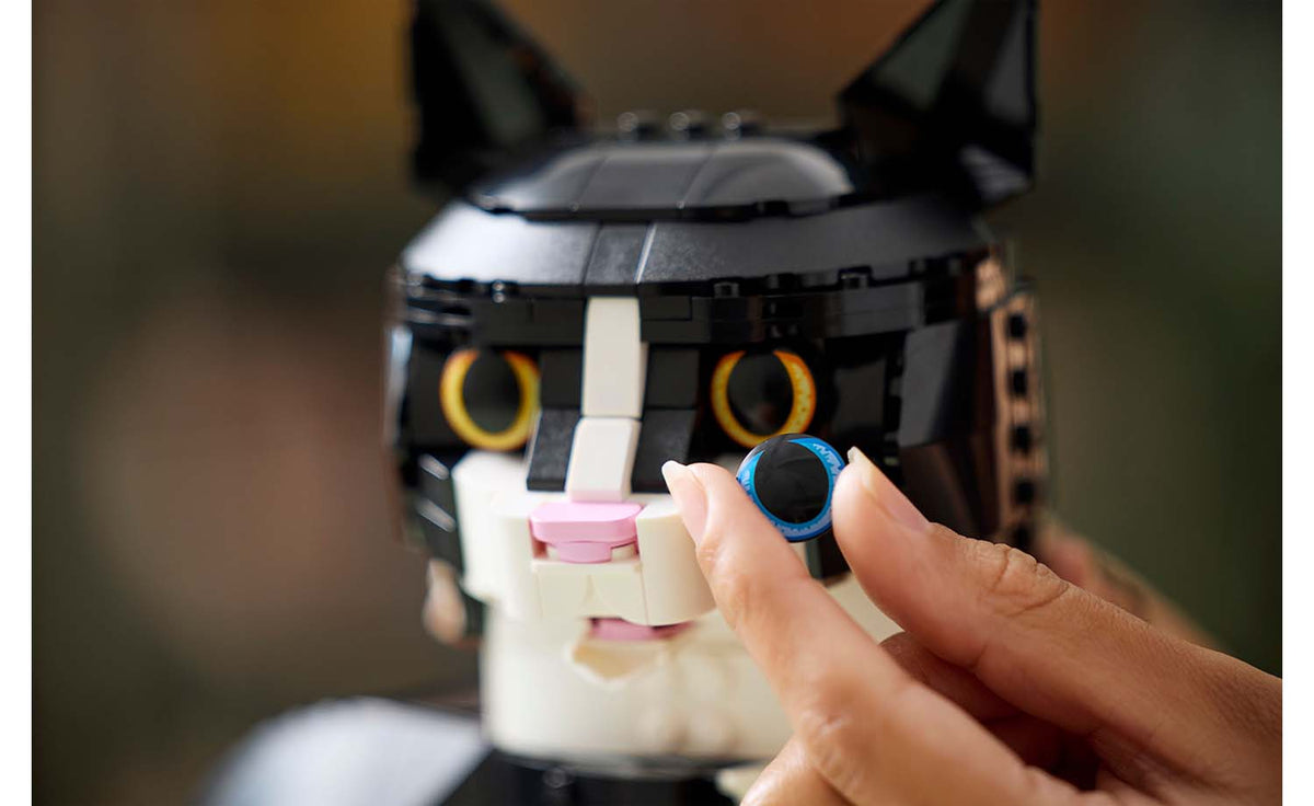 LEGO Ideas Tuxedo Cat Display Model - Set 21349