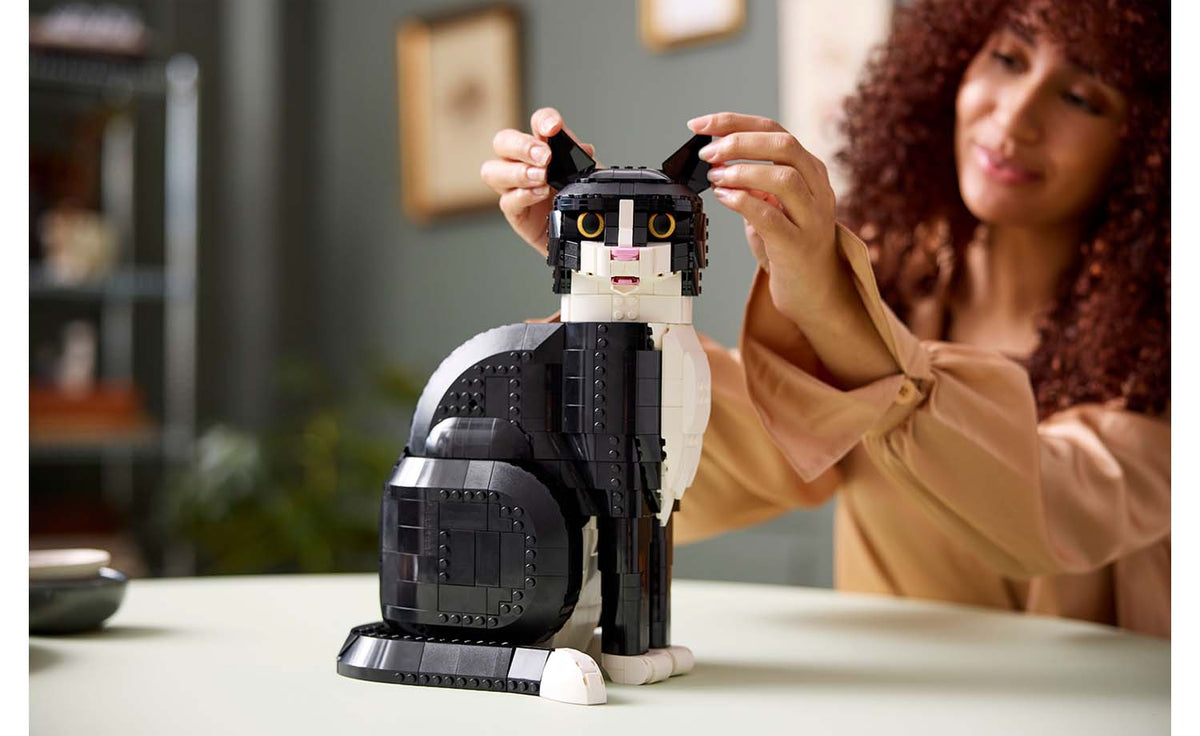 LEGO Ideas Tuxedo Cat Display Model - Set 21349