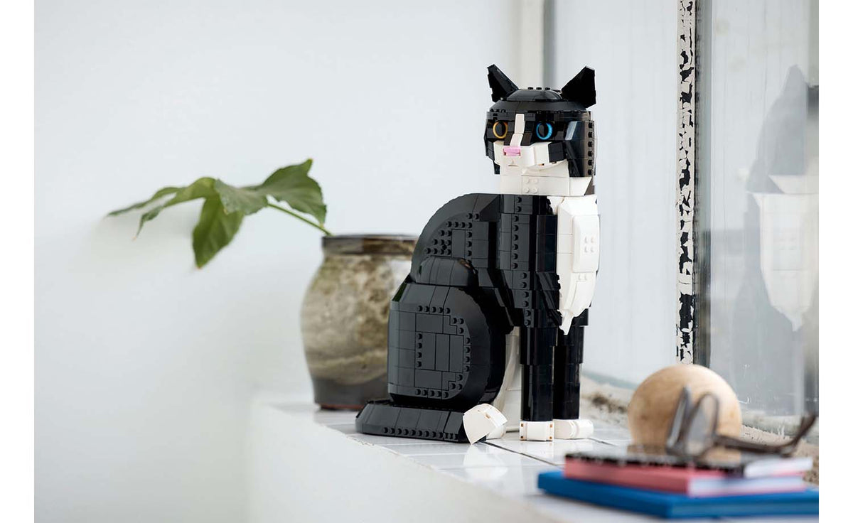 LEGO Ideas Tuxedo Cat Display Model - Set 21349