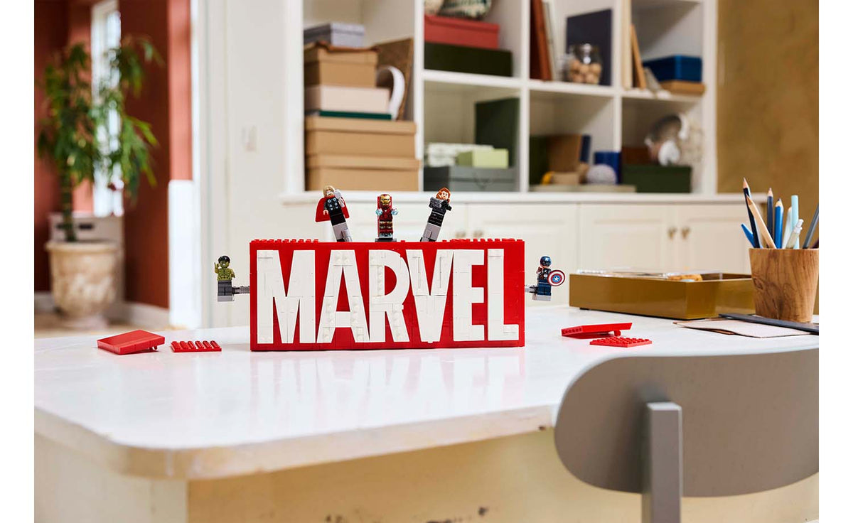 LEGO MARVEL Logo & Minifigures Display Model - Set 76313