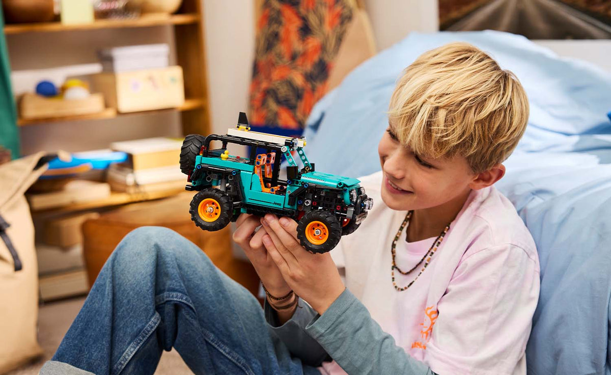 LEGO Technic Jeep Wrangler Rubicon SUV Building Set - 42227