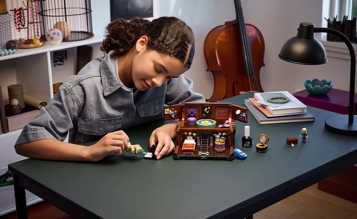 LEGO Wednesday Thing's Apartment Building Set - 76785